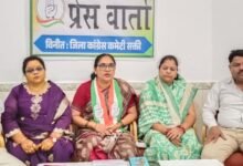 कांग्रेस जिला अध्यक्ष रश्मि गबेल ने कहा- कांग्रेस पार्टी ने हमेशा महिलाओं को संगठन एवं चुनाव में भी टिकट देकर आगे बढ़ाने का किया है कार्य .भाजपा महिला आरक्षण नहीं बल्कि परिसीमन बिल कराना जा रही थी पास. 20 अप्रैल को कांग्रेस कमेटी ने आयोजित की प्रेसवार्ता. रश्मि ने कहा- तत्कालीन प्रधानमंत्री स्व.राजीव जी ने निकायों एवं पंचायतो में सबसे पहले महिलाओं को आरक्षण देने की करी पहल kshititech