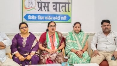 कांग्रेस जिला अध्यक्ष रश्मि गबेल ने कहा- कांग्रेस पार्टी ने हमेशा महिलाओं को संगठन एवं चुनाव में भी टिकट देकर आगे बढ़ाने का किया है कार्य .भाजपा महिला आरक्षण नहीं बल्कि परिसीमन बिल कराना जा रही थी पास. 20 अप्रैल को कांग्रेस कमेटी ने आयोजित की प्रेसवार्ता. रश्मि ने कहा- तत्कालीन प्रधानमंत्री स्व.राजीव जी ने निकायों एवं पंचायतो में सबसे पहले महिलाओं को आरक्षण देने की करी पहल kshititech