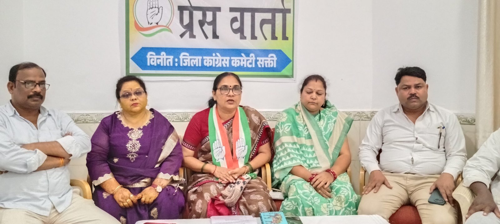 कांग्रेस जिला अध्यक्ष रश्मि गबेल ने कहा- कांग्रेस पार्टी ने हमेशा महिलाओं को संगठन एवं चुनाव में भी टिकट देकर आगे बढ़ाने का किया है कार्य .भाजपा महिला आरक्षण नहीं बल्कि परिसीमन बिल कराना जा रही थी पास. 20 अप्रैल को कांग्रेस कमेटी ने आयोजित की प्रेसवार्ता. रश्मि ने कहा- तत्कालीन प्रधानमंत्री स्व.राजीव जी ने निकायों एवं पंचायतो में सबसे पहले महिलाओं को आरक्षण देने की करी पहल kshititech