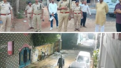 30 अप्रैल की देर शाम बेरी मंदिर कॉलोनी पहुंचे जिले के पुलिस कप्तान एवं पुलिस अधिकारी. 30 अप्रैल की दरमियानी रात्रि अज्ञात नकाबपोश कैद हुए थे सीसीटीवी कैमरे में. कॉलोनी वासियों की सजग़ता से पुलिस को तत्काल दी गई जानकारी. एसपी साहब ने कहा- जनता की सुरक्षा ही पुलिस की प्राथमिकता kshititech