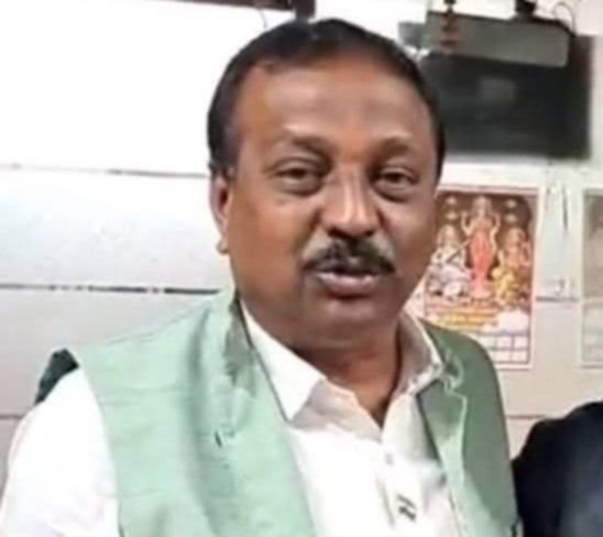 प्रदेश कांग्रेस महामंत्री कन्हैया अग्रवाल ने कहा-केंद्र सरकार की गाइड लाइन जमीन रजिस्ट्री खर्च 5% से अधिक नहीं होना चाहिए को दरकिनार कर जनता को लूट रही है प्रदेश की भाजपा सरकार.दिल्ली, यूपी और महाराष्ट्र के मुकाबले छत्तीसगढ़ में रजिस्ट्री दरें अत्यधिक महंगी।केंद्र की 'वन नेशन, वन रजिस्ट्रेशन' गाइडलाइन का उल्लंघन कर रही है राज्य सरकार।पंजीयन शुल्क को तत्काल घटाकर पूर्ववत् 0.80 पैसा व स्टांप ड्यूटी को 3% करने की मांग kshititech