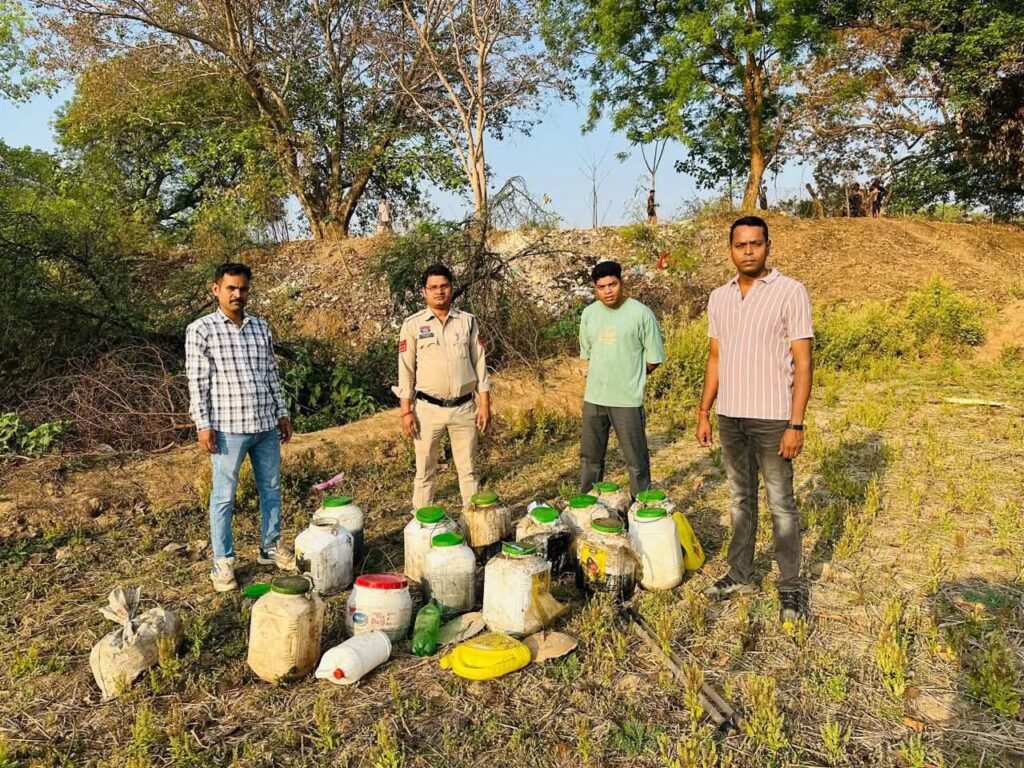 जैजैपुर पुलिस की बड़ी सफलता- भारी मात्रा में अवैध महुआ लहान जाप्त कर किया गया नष्ट-बावन परी का आनंद ले रहे जूवाडियों पर भी पुलिस की बड़ी कार्रवाई. एसपी साहब के निर्देशन में पुलिस की बड़ी कारवाई. थानेदार भूपेंद्र चंद्रा की सक्रियता से अपराधियों पर लगातार हो रही कार्रवाई kshititech