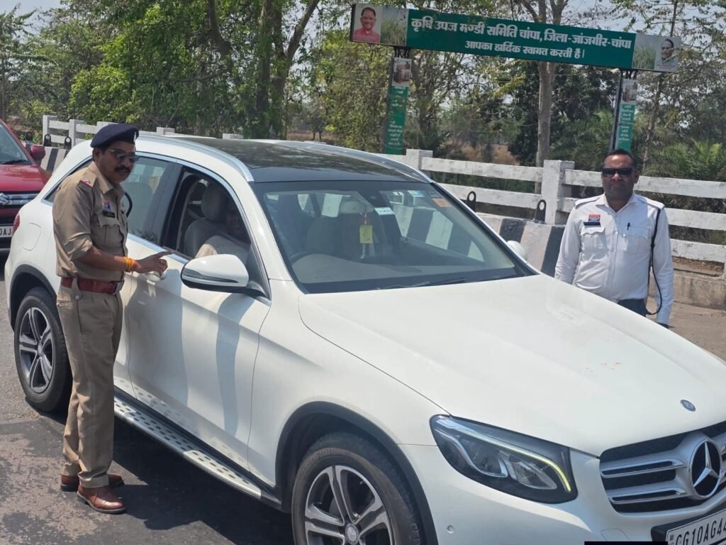 शक्ति जिला ट्रैफिक पुलिस की बड़ी सफलता- लाखों रुपए की हुई वाहन चालान से राजस्व प्राप्ति. एसपी साहब के निर्देशन में यातायात नियमों का उल्लंघन करने वालों से हो रही है सख्ती से वसूली. शर्मा के नेतृत्व में तैनात है ट्रैफिक पुलिस kshititech