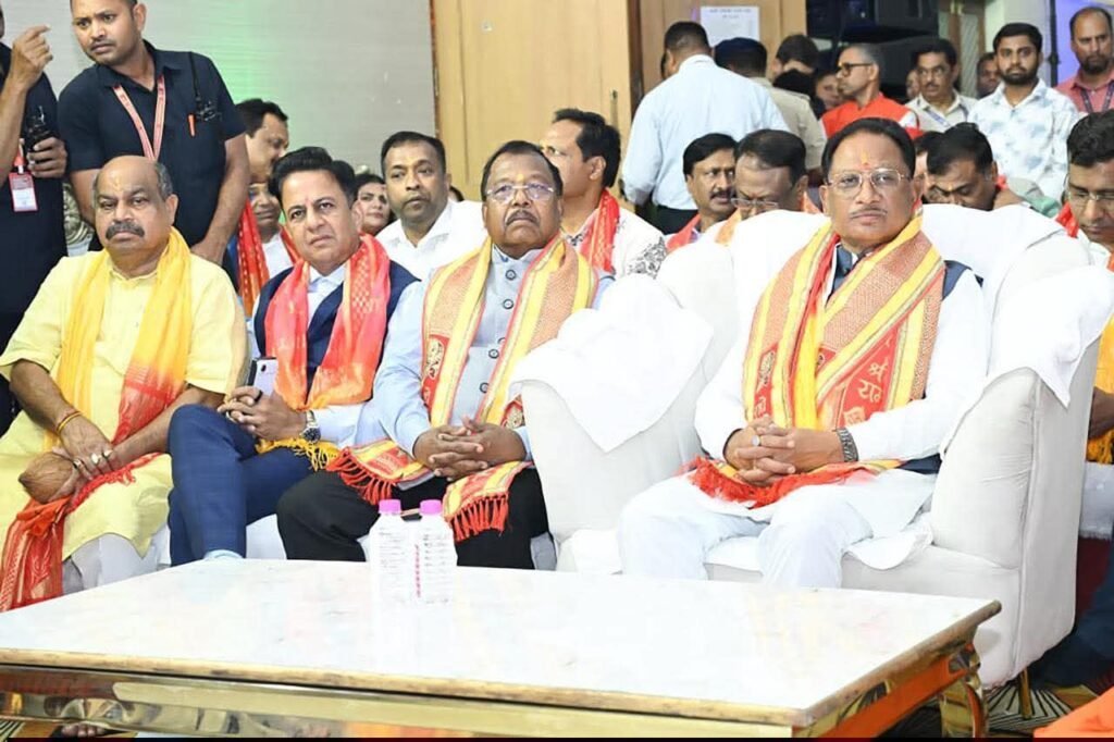 सीएम पहुंचे राम जी के दरबार में-रायपुर के श्री राम मंदिर में चल रही श्रीमद् भागवत कथा का श्रवण करने पहुंचे मुख्यमंत्री विष्णु देव सा. श्री राम मंदिर कथा आयोजन समिति के अध्यक्ष सुनील रामदास भी रहे मौजूद. प्रभु रामचंद्र जी की पूजा अर्चना भी की सीएम साहब ने kshititech