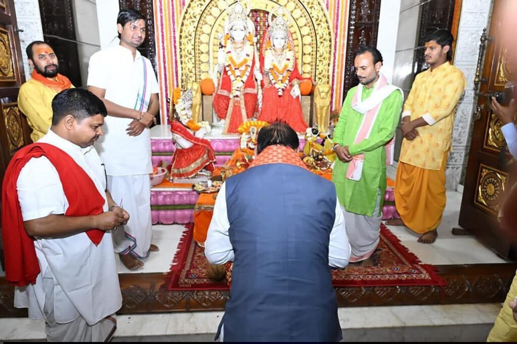 सीएम पहुंचे राम जी के दरबार में-रायपुर के श्री राम मंदिर में चल रही श्रीमद् भागवत कथा का श्रवण करने पहुंचे मुख्यमंत्री विष्णु देव सा. श्री राम मंदिर कथा आयोजन समिति के अध्यक्ष सुनील रामदास भी रहे मौजूद. प्रभु रामचंद्र जी की पूजा अर्चना भी की सीएम साहब ने kshititech