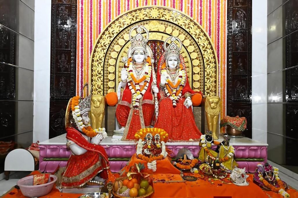 सीएम पहुंचे राम जी के दरबार में-रायपुर के श्री राम मंदिर में चल रही श्रीमद् भागवत कथा का श्रवण करने पहुंचे मुख्यमंत्री विष्णु देव सा. श्री राम मंदिर कथा आयोजन समिति के अध्यक्ष सुनील रामदास भी रहे मौजूद. प्रभु रामचंद्र जी की पूजा अर्चना भी की सीएम साहब ने kshititech