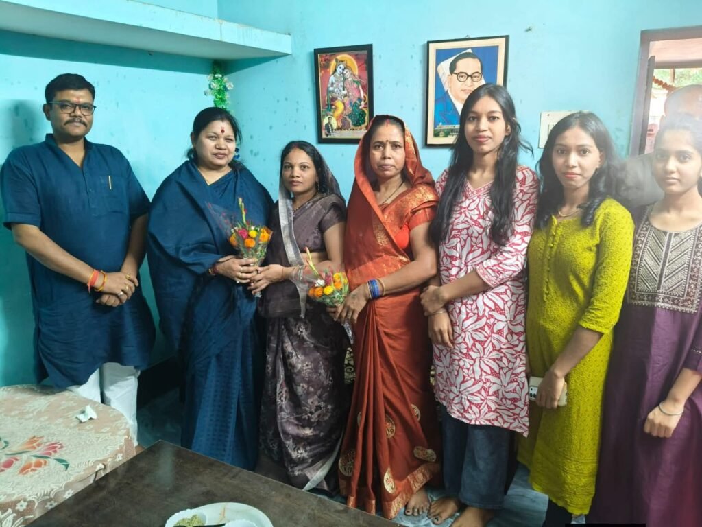 14 अप्रैल को अंबेडकर जयंती पर बाराद्वार के पार्षद ओमप्रकाश कुर्रे के निवास पर समरसता भोज में भी पहुंची सांसद जी. सांसद जी ने कहा ऐसा आयोजन- आपसी भाईचारा. सामाजिक समरसता का देता है संदेश kshititech