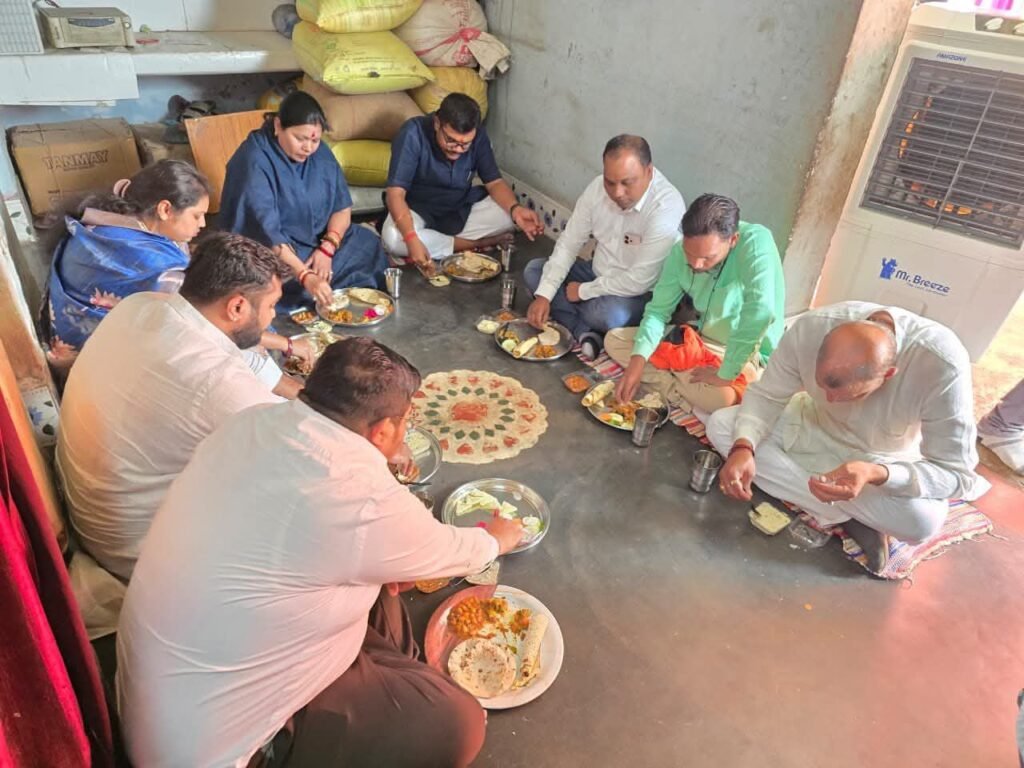 14 अप्रैल को अंबेडकर जयंती पर बाराद्वार के पार्षद ओमप्रकाश कुर्रे के निवास पर समरसता भोज में भी पहुंची सांसद जी. सांसद जी ने कहा ऐसा आयोजन- आपसी भाईचारा. सामाजिक समरसता का देता है संदेश kshititech