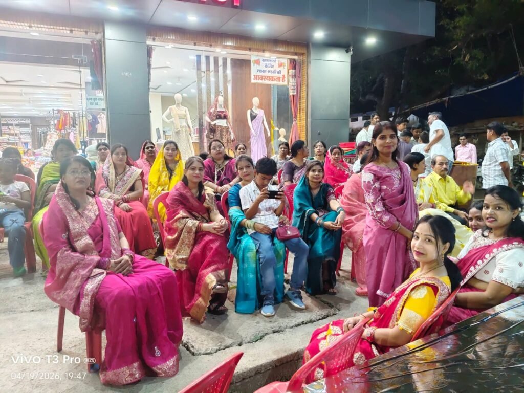 स्वागत का गौरवशाली क्षण-गबेल परिवार डोंगिया सुलोनी वालों की सैकड़ो महिलाओं ने परशुराम जी की शोभायात्रा का आरती की थाल से किया स्वागत. रामकुमार- गीता गबेल के द्वारा पुष्प वर्षा एवं आत्मीय स्वागत किया गया शोभायात्रा का. रामकुमार ने परशुराम जन्मोत्सव की दी शुभकामनाएं kshititech