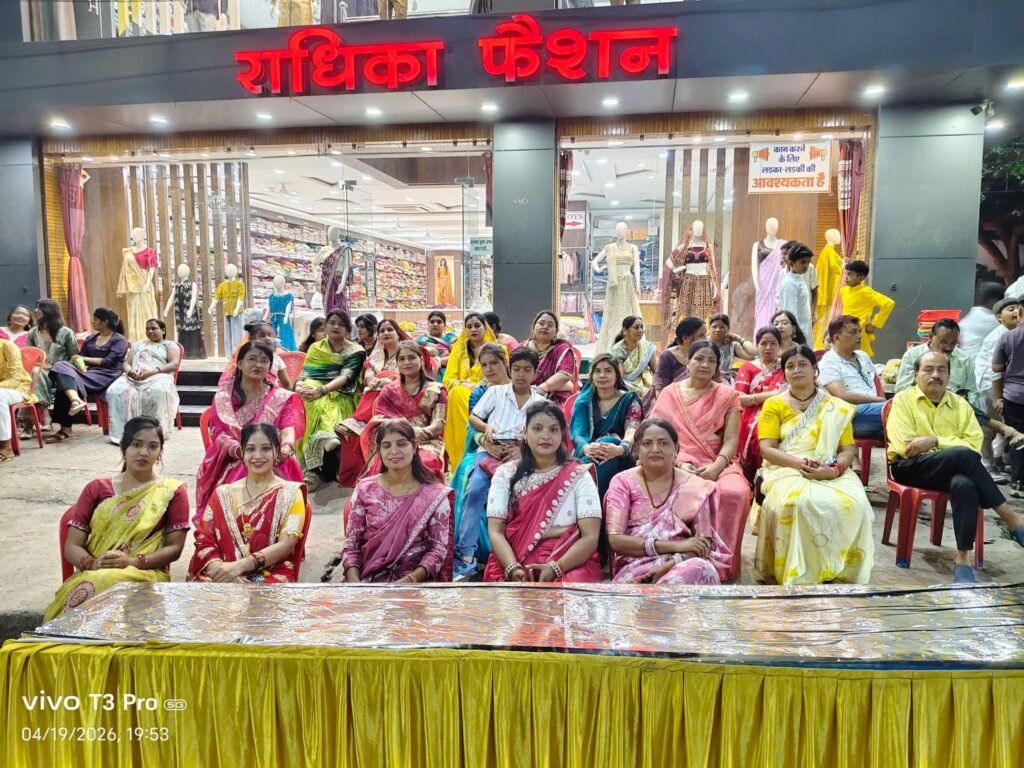 स्वागत का गौरवशाली क्षण-गबेल परिवार डोंगिया सुलोनी वालों की सैकड़ो महिलाओं ने परशुराम जी की शोभायात्रा का आरती की थाल से किया स्वागत. रामकुमार- गीता गबेल के द्वारा पुष्प वर्षा एवं आत्मीय स्वागत किया गया शोभायात्रा का. रामकुमार ने परशुराम जन्मोत्सव की दी शुभकामनाएं kshititech