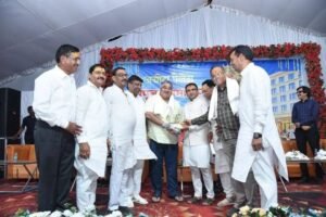 अंबिकापुर में अग्रोहा पैलेस निर्माण की रखी गई आधारशिला-अग्रवाल समाज का इतिहास सेवा समर्पण एवं लोक कल्याण की अमिट परंपरा से भरा हुआ है- बृजमोहन अग्रवाल.अंबिकापुर में श्री अग्रोहा पैलेस के निर्माण का हुआ भव्य भूमि पूजन. कैबिनेट मंत्री राजेश अग्रवाल सहित समाज के पदाधिकारी रहे मौजूद. डेढ़ सौ कमरे के अत्याधुनिक भवन का होगा निर्माण kshititech