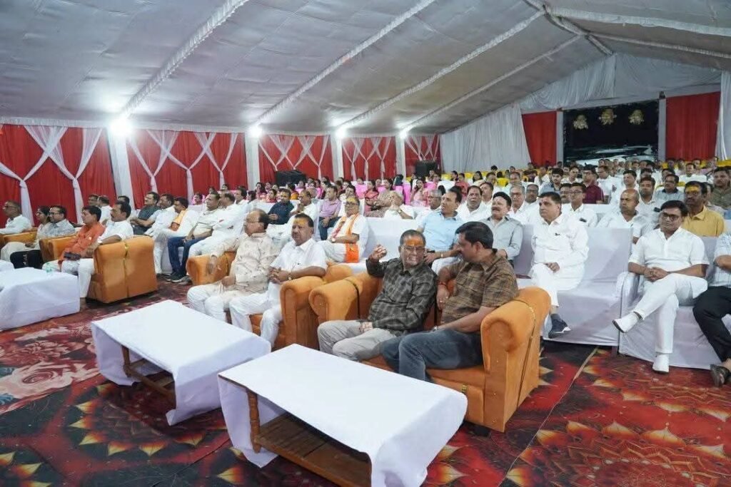 अंबिकापुर में अग्रोहा पैलेस निर्माण की रखी गई आधारशिला-अग्रवाल समाज का इतिहास सेवा समर्पण एवं लोक कल्याण की अमिट परंपरा से भरा हुआ है- बृजमोहन अग्रवाल.अंबिकापुर में श्री अग्रोहा पैलेस के निर्माण का हुआ भव्य भूमि पूजन. कैबिनेट मंत्री राजेश अग्रवाल सहित समाज के पदाधिकारी रहे मौजूद. डेढ़ सौ कमरे के अत्याधुनिक भवन का होगा निर्माण kshititech