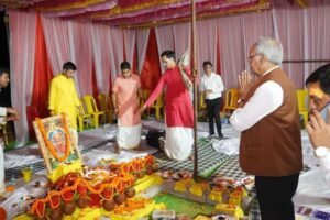 अंबिकापुर में अग्रोहा पैलेस निर्माण की रखी गई आधारशिला-अग्रवाल समाज का इतिहास सेवा समर्पण एवं लोक कल्याण की अमिट परंपरा से भरा हुआ है- बृजमोहन अग्रवाल.अंबिकापुर में श्री अग्रोहा पैलेस के निर्माण का हुआ भव्य भूमि पूजन. कैबिनेट मंत्री राजेश अग्रवाल सहित समाज के पदाधिकारी रहे मौजूद. डेढ़ सौ कमरे के अत्याधुनिक भवन का होगा निर्माण kshititech