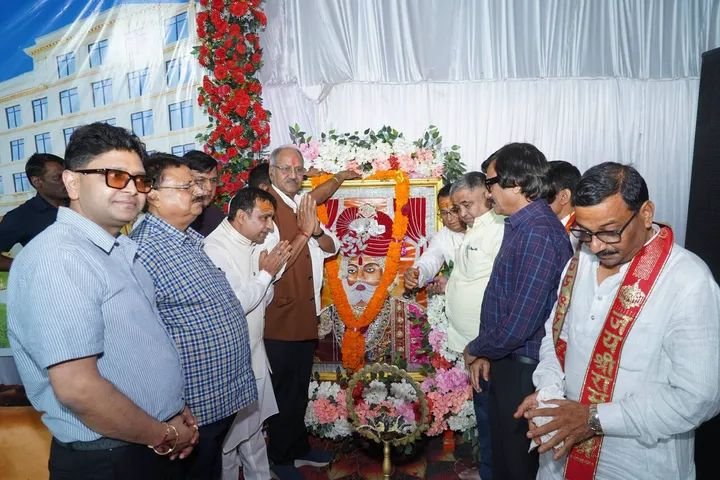 अंबिकापुर में अग्रोहा पैलेस निर्माण की रखी गई आधारशिला-अग्रवाल समाज का इतिहास सेवा समर्पण एवं लोक कल्याण की अमिट परंपरा से भरा हुआ है- बृजमोहन अग्रवाल.अंबिकापुर में श्री अग्रोहा पैलेस के निर्माण का हुआ भव्य भूमि पूजन. कैबिनेट मंत्री राजेश अग्रवाल सहित समाज के पदाधिकारी रहे मौजूद. डेढ़ सौ कमरे के अत्याधुनिक भवन का होगा निर्माण kshititech