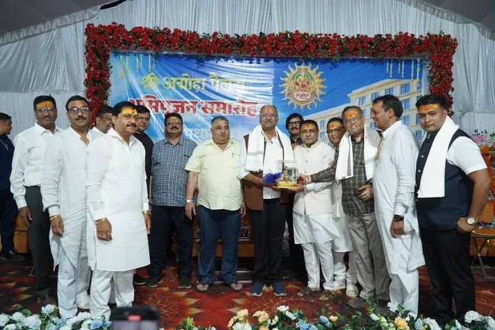 अंबिकापुर में अग्रोहा पैलेस निर्माण की रखी गई आधारशिला-अग्रवाल समाज का इतिहास सेवा समर्पण एवं लोक कल्याण की अमिट परंपरा से भरा हुआ है- बृजमोहन अग्रवाल.अंबिकापुर में श्री अग्रोहा पैलेस के निर्माण का हुआ भव्य भूमि पूजन. कैबिनेट मंत्री राजेश अग्रवाल सहित समाज के पदाधिकारी रहे मौजूद. डेढ़ सौ कमरे के अत्याधुनिक भवन का होगा निर्माण kshititech