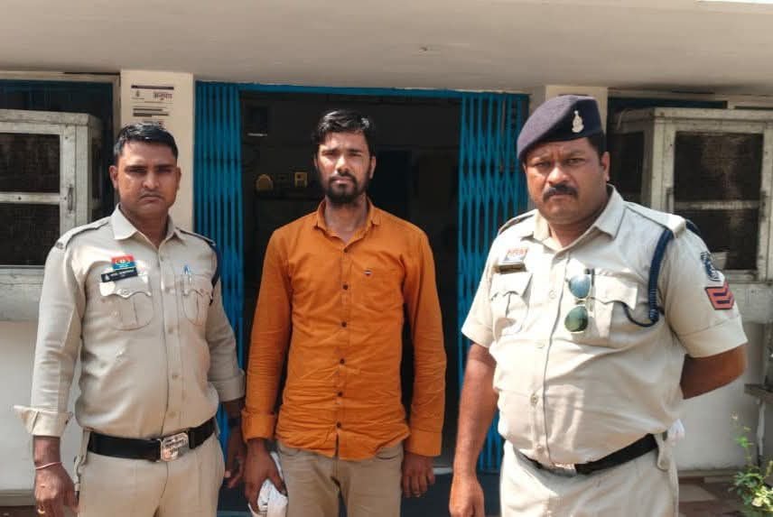प्रेम जाल में फंसाकर पीड़िता का वीडियो बनाकर वायरल करने वाले आरोपी को पुलिस ने किया गिरफ्तार.भेजा हवालात में.टीआई नरेंद्र यादव के नेतृत्व में आरोपी को मध्य प्रदेश से किया गया गिरफ्तार kshititech