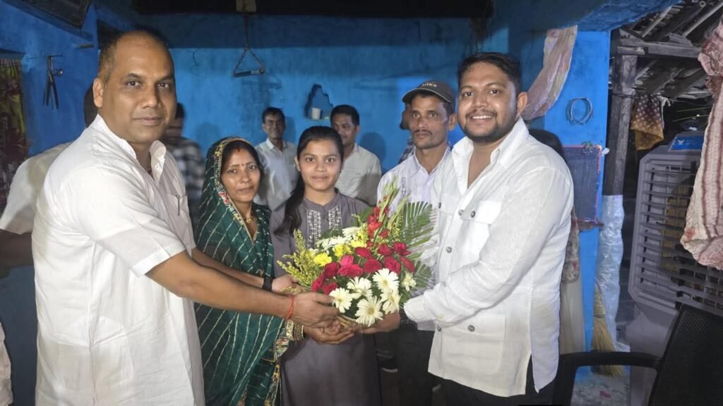 कमाल कर दिया दूनीशा ने-शक्ति जिले की साहू समाज की गौरव. दुनिशा साहू ने स्टेट मेरिट सूची में बनाया स्थान, जिला साहू संघ शक्ति के अध्यक्ष प्रकाश साहू ने घर पहुंच कर दी बधाई प्रकाश ने कहा- यह सफलता दुनिशा की केवल उपलब्धि नहीं बल्कि पूरे समाज के सपनों और संघर्षों की है जीत kshititech