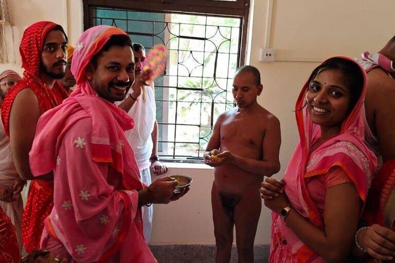 शक्ति के जिला पंचायत सीईओ बासु जैन के निवास पर पहुंचे पूज्य मुनि श्री 108 श्री सूयश सागर जी एवं श्री कौशल्य सागर जी.मुनि जी का हुआ जोरदार स्वागत जांजगीर सहित विभिन्न स्थानों से समाज बंधुओ ने पहुंच कर लिया आशीर्वाद. स्व कल्याण का संदेश देते तपती धूप में भी पैदल चलते हैं मुनि महाराज जी. जांजगीर से पहुंचे सुशील जैन ने कहा- उड़ीसा तक की पैदल यात्रा करेंगे मुनि द्वय जी शक्ति के जिला पंचायत सीईओ बासु जैन के निवास पर पहुंचे पूज्य मुनि श्री 108 श्री सूयश सागर जी एवं श्री कौशल्य सागर जी.मुनि जी का हुआ जोरदार स्वागत जांजगीर सहित विभिन्न स्थानों से समाज बंधुओ ने पहुंच कर लिया आशीर्वाद. स्व कल्याण का संदेश देते तपती धूप में भी पैदल चलते हैं मुनि महाराज जी. जांजगीर से पहुंचे सुशील जैन ने कहा- उड़ीसा तक की पैदल यात्रा करेंगे मुनि द्वय जी kshititech