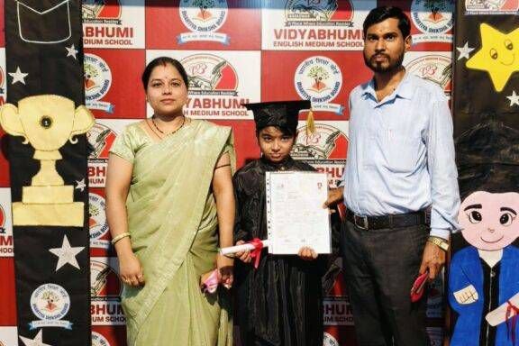 बाराद्वार के विद्या भूमि इंग्लिश मीडियम स्कूल में पेरेंट्स मीटिंग का हुआ सफल आयोजन. नए शैक्षणिक सत्र को लेकर अभिभावकों से भी विद्यालय प्रबंधन ने लिए सुझाव. विद्यालय के डायरेक्टर शरद केडिया ने कहा-परीक्षा के अंक तो केवल एक मूल्यांकन है। बच्चों का सर्वांगीण विकास करना ही विद्यालय का मुख्य उद्देश्य kshititech