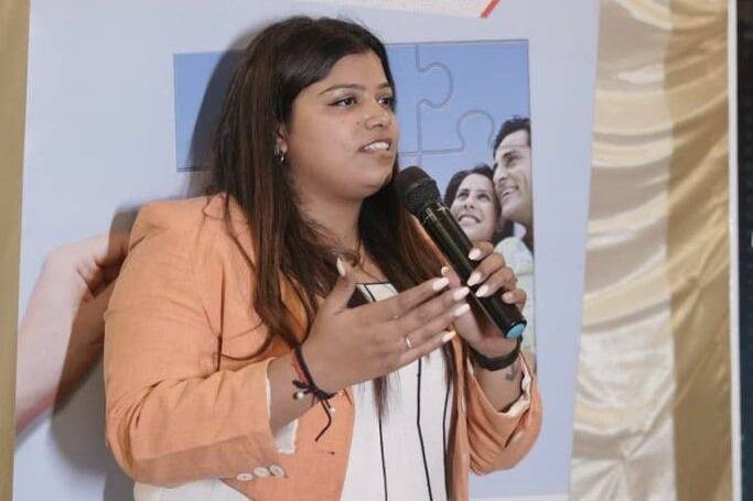 अनूठा आयोजन-अग्रवाल इंश्योरेंस कंसल्टेंसी के फाइनेंशियलआर्किटेक्ट राहुल अग्रवाल ने किया नारी गौरव सम्मान समारोह का आयोजन. मेरी डिजिटल बरनी-रुपए की पाठशाला में 60 से अधिक महिलाओं को किया गया सम्मानित. राहुल ने कहा- समय के साथ पैसा ही खुद पैसा बनाता है. 200 से अधिक महिलाएं रही मौजूद kshititech