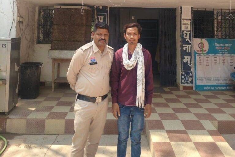 पुलिस थाना चंद्रपुर में टी जितेंद्र कुमार कोसले की सक्रियता से तीन स्थाई वारंटी एवं दो गिरफ्तारी वारंटी हुए तामिल. टीआई साहब की सक्रियता से अपराधों पर लगाम कसने पुलिस मुस्तैदी से है तैनात. थाना क्षेत्र में लगातार पेट्रोलियम के माध्यम से अपराधों पर रखी जा रही पैनी नजर kshititech