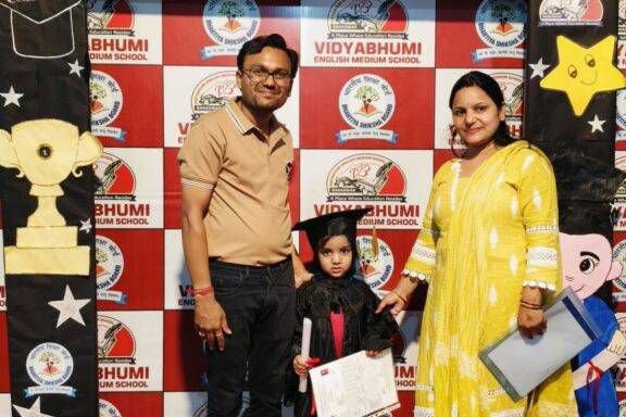 बाराद्वार के विद्या भूमि इंग्लिश मीडियम स्कूल में पेरेंट्स मीटिंग का हुआ सफल आयोजन. नए शैक्षणिक सत्र को लेकर अभिभावकों से भी विद्यालय प्रबंधन ने लिए सुझाव. विद्यालय के डायरेक्टर शरद केडिया ने कहा-परीक्षा के अंक तो केवल एक मूल्यांकन है। बच्चों का सर्वांगीण विकास करना ही विद्यालय का मुख्य उद्देश्य kshititech