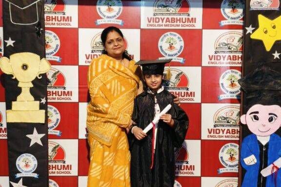 बाराद्वार के विद्या भूमि इंग्लिश मीडियम स्कूल में पेरेंट्स मीटिंग का हुआ सफल आयोजन. नए शैक्षणिक सत्र को लेकर अभिभावकों से भी विद्यालय प्रबंधन ने लिए सुझाव. विद्यालय के डायरेक्टर शरद केडिया ने कहा-परीक्षा के अंक तो केवल एक मूल्यांकन है। बच्चों का सर्वांगीण विकास करना ही विद्यालय का मुख्य उद्देश्य kshititech