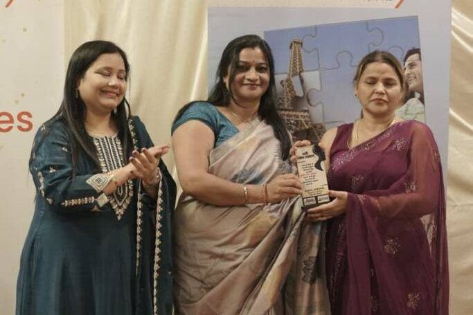 अनूठा आयोजन-अग्रवाल इंश्योरेंस कंसल्टेंसी के फाइनेंशियलआर्किटेक्ट राहुल अग्रवाल ने किया नारी गौरव सम्मान समारोह का आयोजन. मेरी डिजिटल बरनी-रुपए की पाठशाला में 60 से अधिक महिलाओं को किया गया सम्मानित. राहुल ने कहा- समय के साथ पैसा ही खुद पैसा बनाता है. 200 से अधिक महिलाएं रही मौजूद kshititech