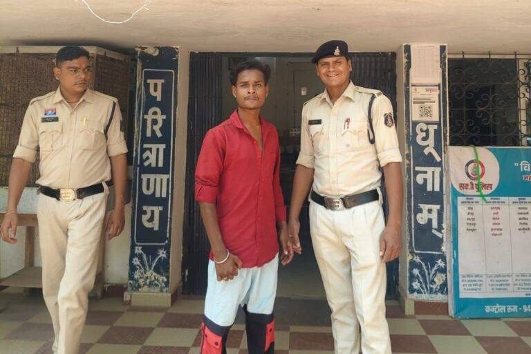 पुलिस थाना चंद्रपुर में टी जितेंद्र कुमार कोसले की सक्रियता से तीन स्थाई वारंटी एवं दो गिरफ्तारी वारंटी हुए तामिल. टीआई साहब की सक्रियता से अपराधों पर लगाम कसने पुलिस मुस्तैदी से है तैनात. थाना क्षेत्र में लगातार पेट्रोलियम के माध्यम से अपराधों पर रखी जा रही पैनी नजर kshititech