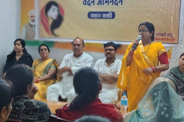 विपक्ष के रवैये को लेकर नारी शक्ति उतरी मैदान में-जिला मुख्यालय शक्ति में भाजपा महिला मोर्चा की कार्यकर्ताओं ने फूंका कांग्रेस नेता राहुल गांधी का पुतला, नारी शक्ति वंदन अधिनियम के समर्थन में निकाली जन आक्रोश रैली kshititech