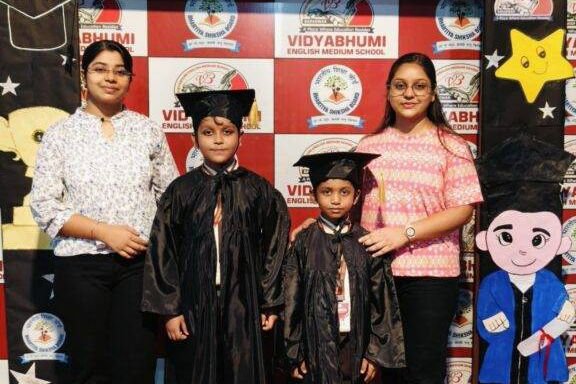 बाराद्वार के विद्या भूमि इंग्लिश मीडियम स्कूल में पेरेंट्स मीटिंग का हुआ सफल आयोजन. नए शैक्षणिक सत्र को लेकर अभिभावकों से भी विद्यालय प्रबंधन ने लिए सुझाव. विद्यालय के डायरेक्टर शरद केडिया ने कहा-परीक्षा के अंक तो केवल एक मूल्यांकन है। बच्चों का सर्वांगीण विकास करना ही विद्यालय का मुख्य उद्देश्य kshititech