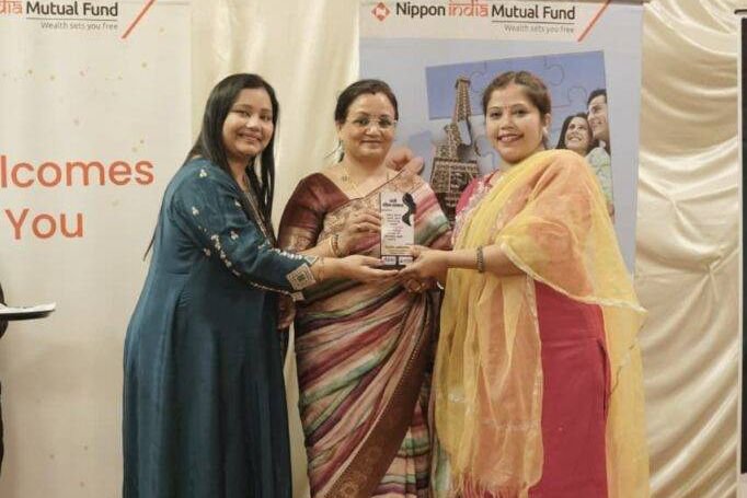 अनूठा आयोजन-अग्रवाल इंश्योरेंस कंसल्टेंसी के फाइनेंशियलआर्किटेक्ट राहुल अग्रवाल ने किया नारी गौरव सम्मान समारोह का आयोजन. मेरी डिजिटल बरनी-रुपए की पाठशाला में 60 से अधिक महिलाओं को किया गया सम्मानित. राहुल ने कहा- समय के साथ पैसा ही खुद पैसा बनाता है. 200 से अधिक महिलाएं रही मौजूद kshititech