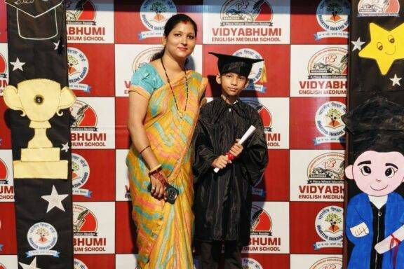 बाराद्वार के विद्या भूमि इंग्लिश मीडियम स्कूल में पेरेंट्स मीटिंग का हुआ सफल आयोजन. नए शैक्षणिक सत्र को लेकर अभिभावकों से भी विद्यालय प्रबंधन ने लिए सुझाव. विद्यालय के डायरेक्टर शरद केडिया ने कहा-परीक्षा के अंक तो केवल एक मूल्यांकन है। बच्चों का सर्वांगीण विकास करना ही विद्यालय का मुख्य उद्देश्य kshititech