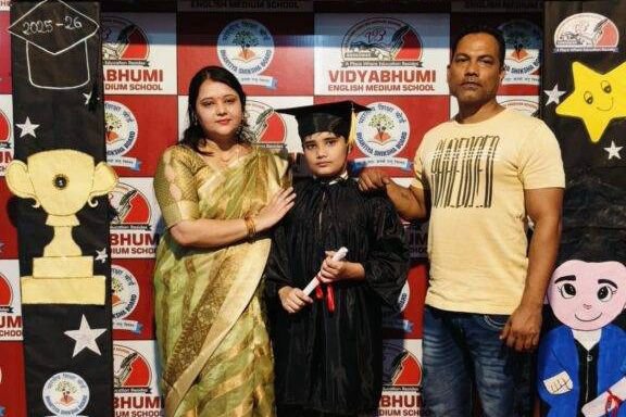 बाराद्वार के विद्या भूमि इंग्लिश मीडियम स्कूल में पेरेंट्स मीटिंग का हुआ सफल आयोजन. नए शैक्षणिक सत्र को लेकर अभिभावकों से भी विद्यालय प्रबंधन ने लिए सुझाव. विद्यालय के डायरेक्टर शरद केडिया ने कहा-परीक्षा के अंक तो केवल एक मूल्यांकन है। बच्चों का सर्वांगीण विकास करना ही विद्यालय का मुख्य उद्देश्य kshititech