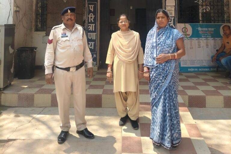 पुलिस थाना चंद्रपुर में टी जितेंद्र कुमार कोसले की सक्रियता से तीन स्थाई वारंटी एवं दो गिरफ्तारी वारंटी हुए तामिल. टीआई साहब की सक्रियता से अपराधों पर लगाम कसने पुलिस मुस्तैदी से है तैनात. थाना क्षेत्र में लगातार पेट्रोलियम के माध्यम से अपराधों पर रखी जा रही पैनी नजर kshititech