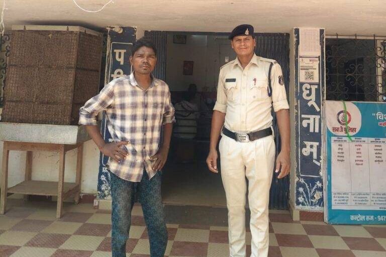 पुलिस थाना चंद्रपुर में टी जितेंद्र कुमार कोसले की सक्रियता से तीन स्थाई वारंटी एवं दो गिरफ्तारी वारंटी हुए तामिल. टीआई साहब की सक्रियता से अपराधों पर लगाम कसने पुलिस मुस्तैदी से है तैनात. थाना क्षेत्र में लगातार पेट्रोलियम के माध्यम से अपराधों पर रखी जा रही पैनी नजर kshititech