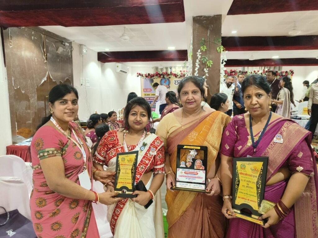 समाजसेवीका गुड्डी अग्रवाल को मिला मंच दीप सम्मान। मारवाड़ी युवा मंच के प्रदेश अधिवेशन में गुड्डी की सक्रियता की हुई प्रशंसा. वरिष्ठ समाज सेविका के रूप में जानी जाती है गुड्डी देवी अग्रवाल kshititech