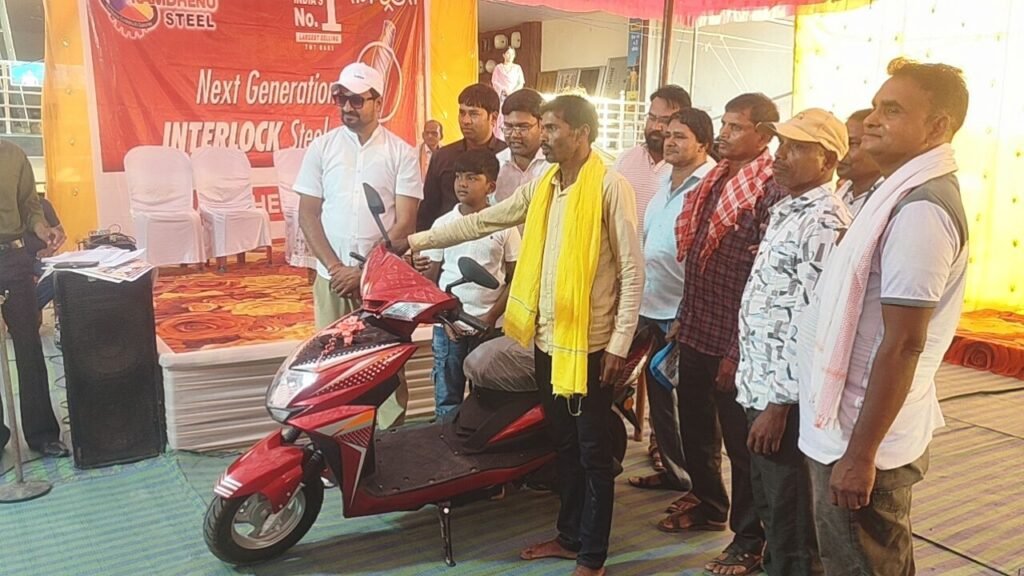 ग्राहकों के लिए अनोखी लकी ड्रॉ योजना-गोपाल सिदार को मिली पुरस्कार में ई स्कूटी गाड़ी-राम ट्रेडर्स सक्ती द्वारा बंपर धमाका ऑफर 2026 का किया गया सफल आयोजन. शक्ति आंचल की प्रतिष्ठित दुकान है राम ट्रेडर्स। 31 मार्च तक खरीददारी करने वाले 287 ग्राहकों ने लिया था कूपन kshititech