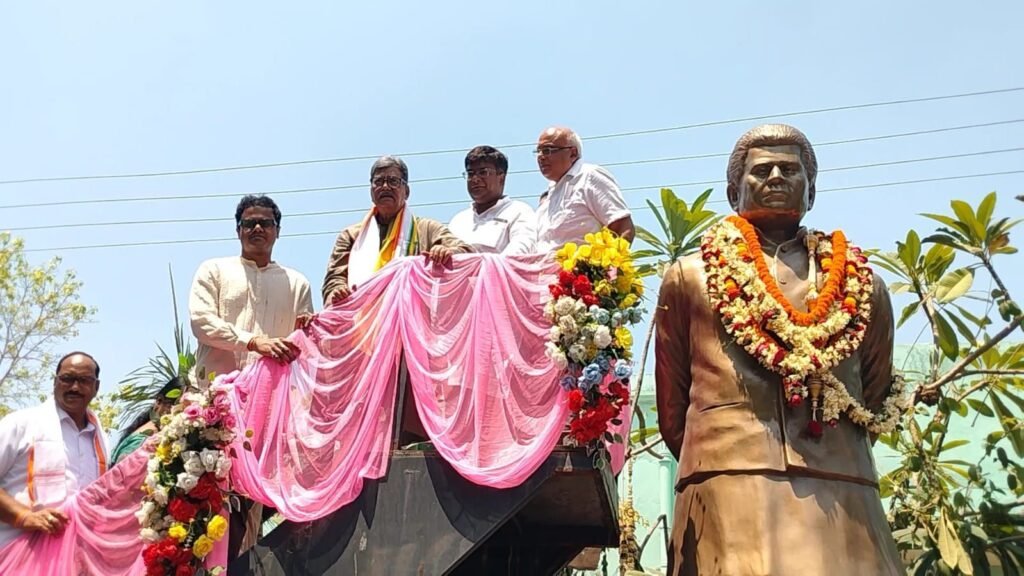 खुशहाल छत्तीसगढ़ के लिए काम किया था बाबू बिसाहू दास महन्त ने --रामकुमार यादव.ऐसी करनी कर चलो हम हंसे जग रोये-श्यामसुंदर अग्रवाल.चार 108 एम्बुलेंस का लोकार्पण. बिसाहू दास महंत की जन्म जयंती पर जिला मुख्यालय शक्ति में हुए विभिन्न आयोजन. नेता प्रतिपक्ष महंत जी एवं सूरज महंत भी रहे मौजूद kshititech