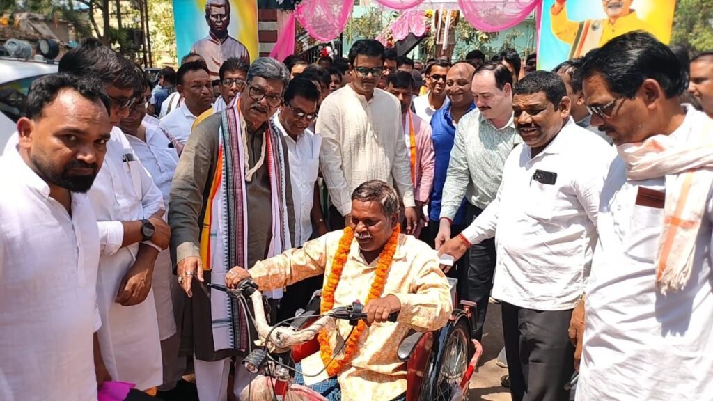 खुशहाल छत्तीसगढ़ के लिए काम किया था बाबू बिसाहू दास महन्त ने --रामकुमार यादव.ऐसी करनी कर चलो हम हंसे जग रोये-श्यामसुंदर अग्रवाल.चार 108 एम्बुलेंस का लोकार्पण. बिसाहू दास महंत की जन्म जयंती पर जिला मुख्यालय शक्ति में हुए विभिन्न आयोजन. नेता प्रतिपक्ष महंत जी एवं सूरज महंत भी रहे मौजूद kshititech