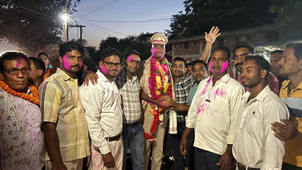 धमनी गांव में सूबेदार पुष्पेंद्र राज ख़टर्जी के आगमन पर हुआ जोरदार स्वागत। गांव वालों ने बैंड बाजे एवं पुष्प वर्षा के साथ किया स्वागत. विपरीत पारिवारिक परिस्थितियों के बावजूद कठिन संघर्ष से हासिल किया सफलता का या बड़ा मुकाम kshititech