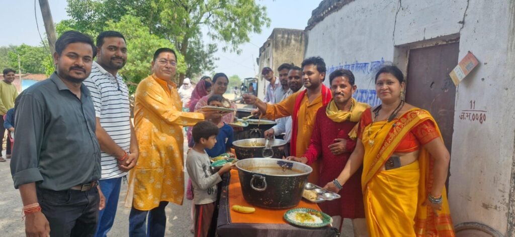 नगर पालिका शक्ति के अधिकारी- कर्मचारियों ने हनुमान जन्मोत्सव पर मंदिर में करी पूजा अर्चना एवं भंडारे प्रसाद का आयोजन। नगर पालिका अध्यक्ष श्यामसुंदर अग्रवाल एवं सीएमओ पांडेय भी पहुंचे हनुमान जी के दरबार में। प्रतिवर्ष किया जा रहा है भंडारे का कार्यक्रम kshititech