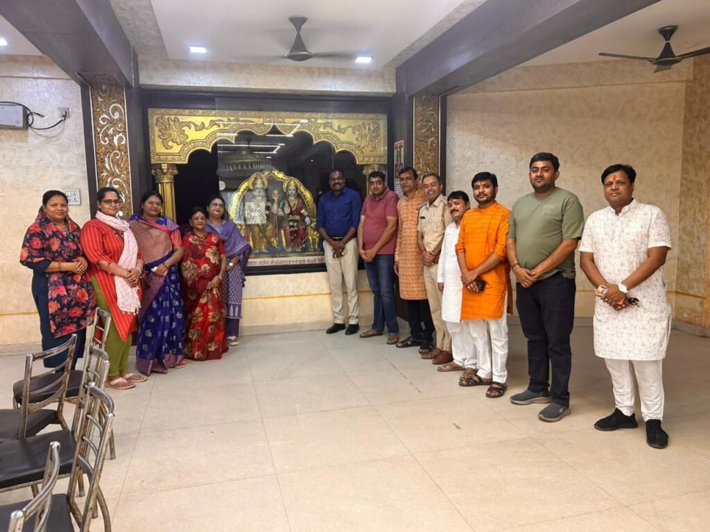 हनुमान जन्मोत्सव पर जिले के पुलिस कप्तान ठाकुर साहब ने सह परिवार हनुमान मंदिरों में करी पूजा- अर्चना। हटरी के भंडारा प्रसाद में भी शामिल हुए एसपी साहब kshititech