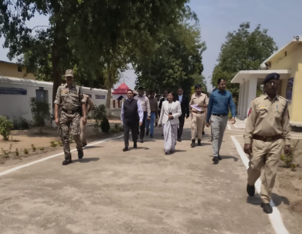 जेल की रसोई एवं भोजन की गुणवत्ता की जांच करी एडीजे साहब ने. शक्ति के उप जेल का निरीक्षण करने पहुंचे एडीजे जयदीप गर्ग. साहब जी ने कहा- मीनू के अनुसार बंदियों को मिले भोजन. जेलर पटेल साहब ने अवगत कराया- बंदियों को दी जाने वाली सुविधाओं से kshititech