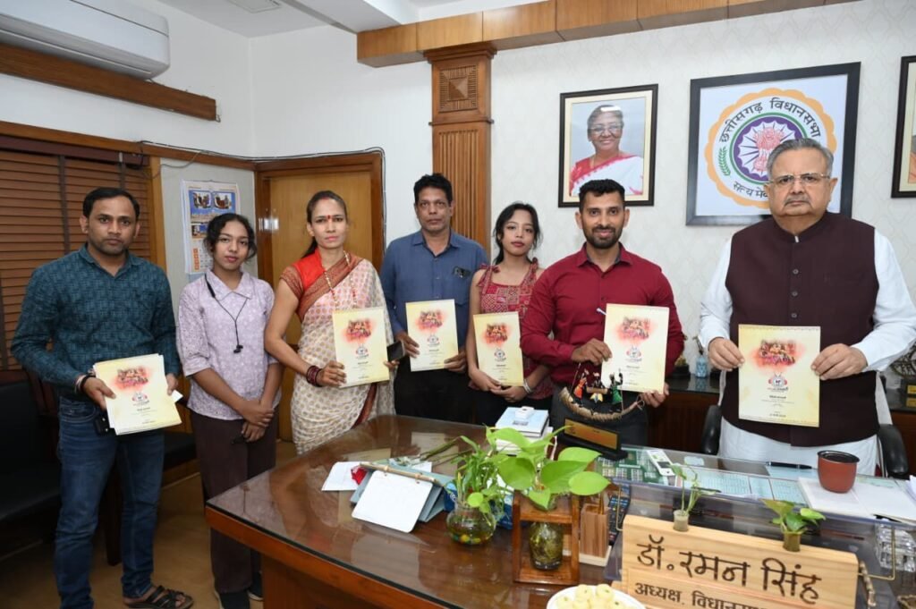 छत्तीसगढ़ी भाषा की संस्कृति एवं संरक्षण के लिए काम कर रही रेडियो संगवारी। रेडियो संगवारी टीम ने करी विधानसभा अध्यक्ष रमन सिंह से मुलाकात। टीम की सदस्य तिलका साहू ने दी जानकारी, डॉ रमन सिंह ने करी टीम के कामों की प्रशंसा kshititech