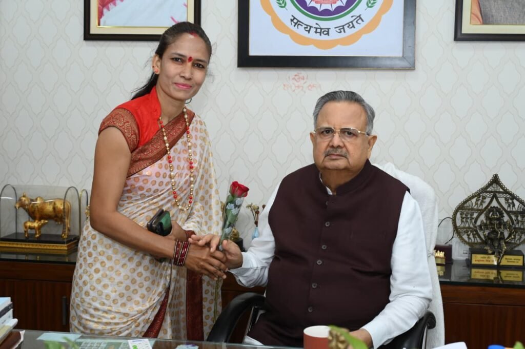 छत्तीसगढ़ी भाषा की संस्कृति एवं संरक्षण के लिए काम कर रही रेडियो संगवारी। रेडियो संगवारी टीम ने करी विधानसभा अध्यक्ष रमन सिंह से मुलाकात। टीम की सदस्य तिलका साहू ने दी जानकारी, डॉ रमन सिंह ने करी टीम के कामों की प्रशंसा kshititech