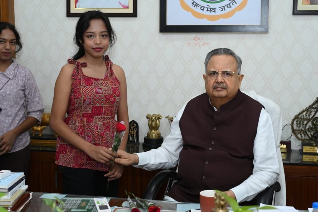 छत्तीसगढ़ी भाषा की संस्कृति एवं संरक्षण के लिए काम कर रही रेडियो संगवारी। रेडियो संगवारी टीम ने करी विधानसभा अध्यक्ष रमन सिंह से मुलाकात। टीम की सदस्य तिलका साहू ने दी जानकारी, डॉ रमन सिंह ने करी टीम के कामों की प्रशंसा kshititech