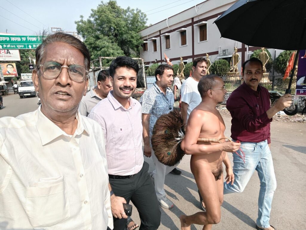 शक्ति के जिला पंचायत सीईओ बासु जैन के निवास पर पहुंचे पूज्य मुनि श्री 108 श्री सूयश सागर जी एवं श्री कौशल्य सागर जी.मुनि जी का हुआ जोरदार स्वागत जांजगीर सहित विभिन्न स्थानों से समाज बंधुओ ने पहुंच कर लिया आशीर्वाद. स्व कल्याण का संदेश देते तपती धूप में भी पैदल चलते हैं मुनि महाराज जी. जांजगीर से पहुंचे सुशील जैन ने कहा- उड़ीसा तक की पैदल यात्रा करेंगे मुनि द्वय जी शक्ति के जिला पंचायत सीईओ बासु जैन के निवास पर पहुंचे पूज्य मुनि श्री 108 श्री सूयश सागर जी एवं श्री कौशल्य सागर जी.मुनि जी का हुआ जोरदार स्वागत जांजगीर सहित विभिन्न स्थानों से समाज बंधुओ ने पहुंच कर लिया आशीर्वाद. स्व कल्याण का संदेश देते तपती धूप में भी पैदल चलते हैं मुनि महाराज जी. जांजगीर से पहुंचे सुशील जैन ने कहा- उड़ीसा तक की पैदल यात्रा करेंगे मुनि द्वय जी kshititech