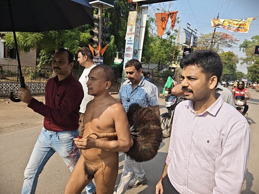 शक्ति के जिला पंचायत सीईओ बासु जैन के निवास पर पहुंचे पूज्य मुनि श्री 108 श्री सूयश सागर जी एवं श्री कौशल्य सागर जी.मुनि जी का हुआ जोरदार स्वागत जांजगीर सहित विभिन्न स्थानों से समाज बंधुओ ने पहुंच कर लिया आशीर्वाद. स्व कल्याण का संदेश देते तपती धूप में भी पैदल चलते हैं मुनि महाराज जी. जांजगीर से पहुंचे सुशील जैन ने कहा- उड़ीसा तक की पैदल यात्रा करेंगे मुनि द्वय जी शक्ति के जिला पंचायत सीईओ बासु जैन के निवास पर पहुंचे पूज्य मुनि श्री 108 श्री सूयश सागर जी एवं श्री कौशल्य सागर जी.मुनि जी का हुआ जोरदार स्वागत जांजगीर सहित विभिन्न स्थानों से समाज बंधुओ ने पहुंच कर लिया आशीर्वाद. स्व कल्याण का संदेश देते तपती धूप में भी पैदल चलते हैं मुनि महाराज जी. जांजगीर से पहुंचे सुशील जैन ने कहा- उड़ीसा तक की पैदल यात्रा करेंगे मुनि द्वय जी kshititech