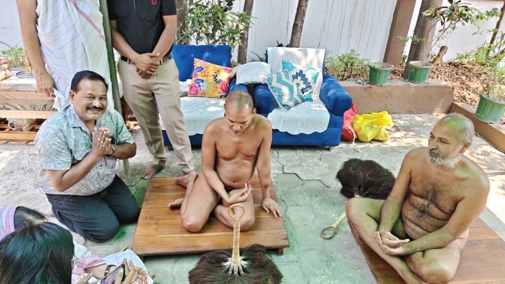 शक्ति के जिला पंचायत सीईओ बासु जैन के निवास पर पहुंचे पूज्य मुनि श्री 108 श्री सूयश सागर जी एवं श्री कौशल्य सागर जी.मुनि जी का हुआ जोरदार स्वागत जांजगीर सहित विभिन्न स्थानों से समाज बंधुओ ने पहुंच कर लिया आशीर्वाद. स्व कल्याण का संदेश देते तपती धूप में भी पैदल चलते हैं मुनि महाराज जी. जांजगीर से पहुंचे सुशील जैन ने कहा- उड़ीसा तक की पैदल यात्रा करेंगे मुनि द्वय जी शक्ति के जिला पंचायत सीईओ बासु जैन के निवास पर पहुंचे पूज्य मुनि श्री 108 श्री सूयश सागर जी एवं श्री कौशल्य सागर जी.मुनि जी का हुआ जोरदार स्वागत जांजगीर सहित विभिन्न स्थानों से समाज बंधुओ ने पहुंच कर लिया आशीर्वाद. स्व कल्याण का संदेश देते तपती धूप में भी पैदल चलते हैं मुनि महाराज जी. जांजगीर से पहुंचे सुशील जैन ने कहा- उड़ीसा तक की पैदल यात्रा करेंगे मुनि द्वय जी kshititech